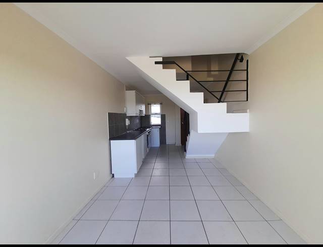 6 BEDROOM APARTMENT FOR SALE IN UITZICHT